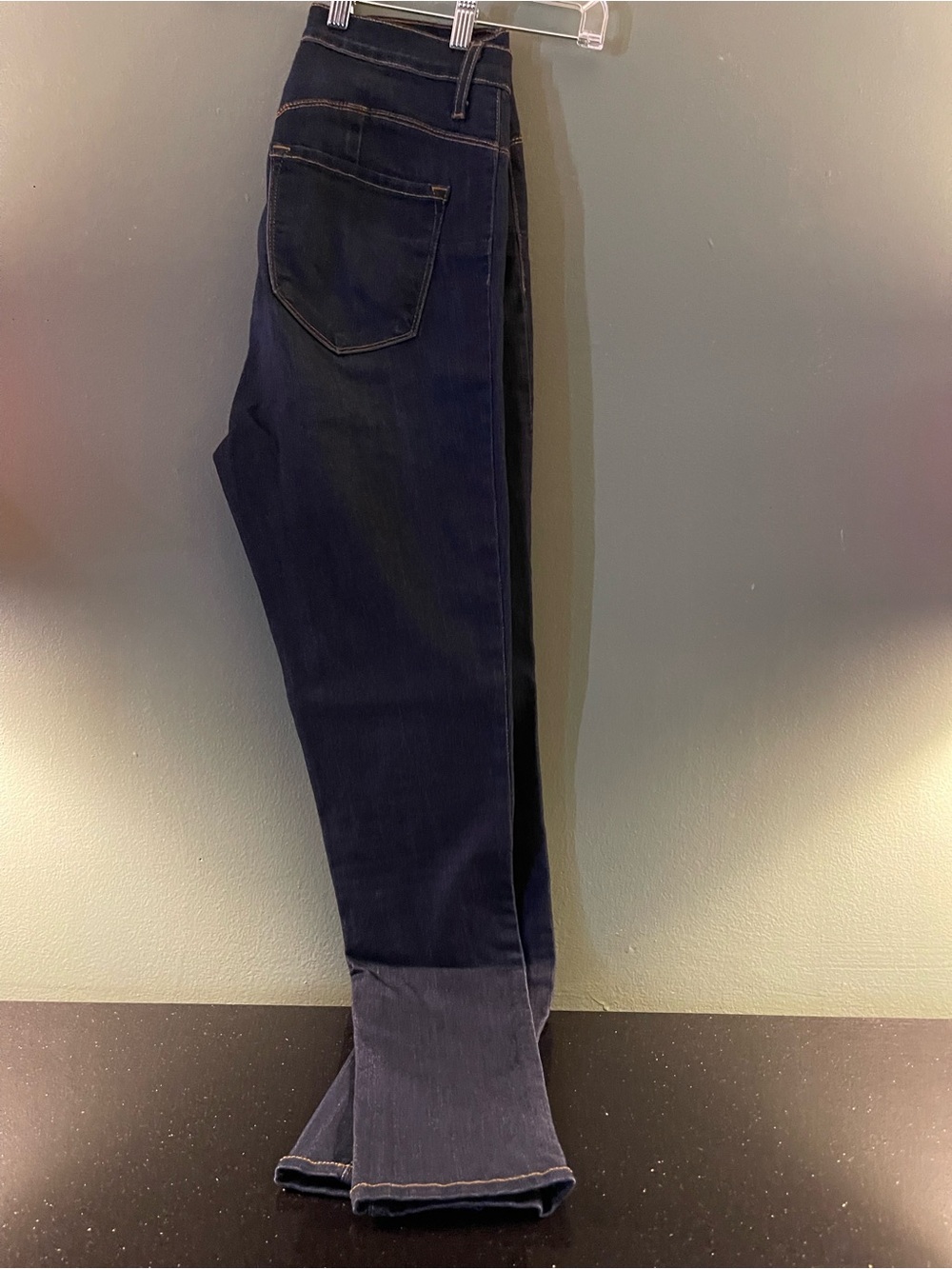 Fashion Nova Dark Blue skinny Jeans
Waist 29
Inseam 32
